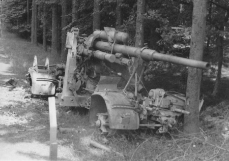 Gilbert O'BRIEN - Abandonned towed 88mm